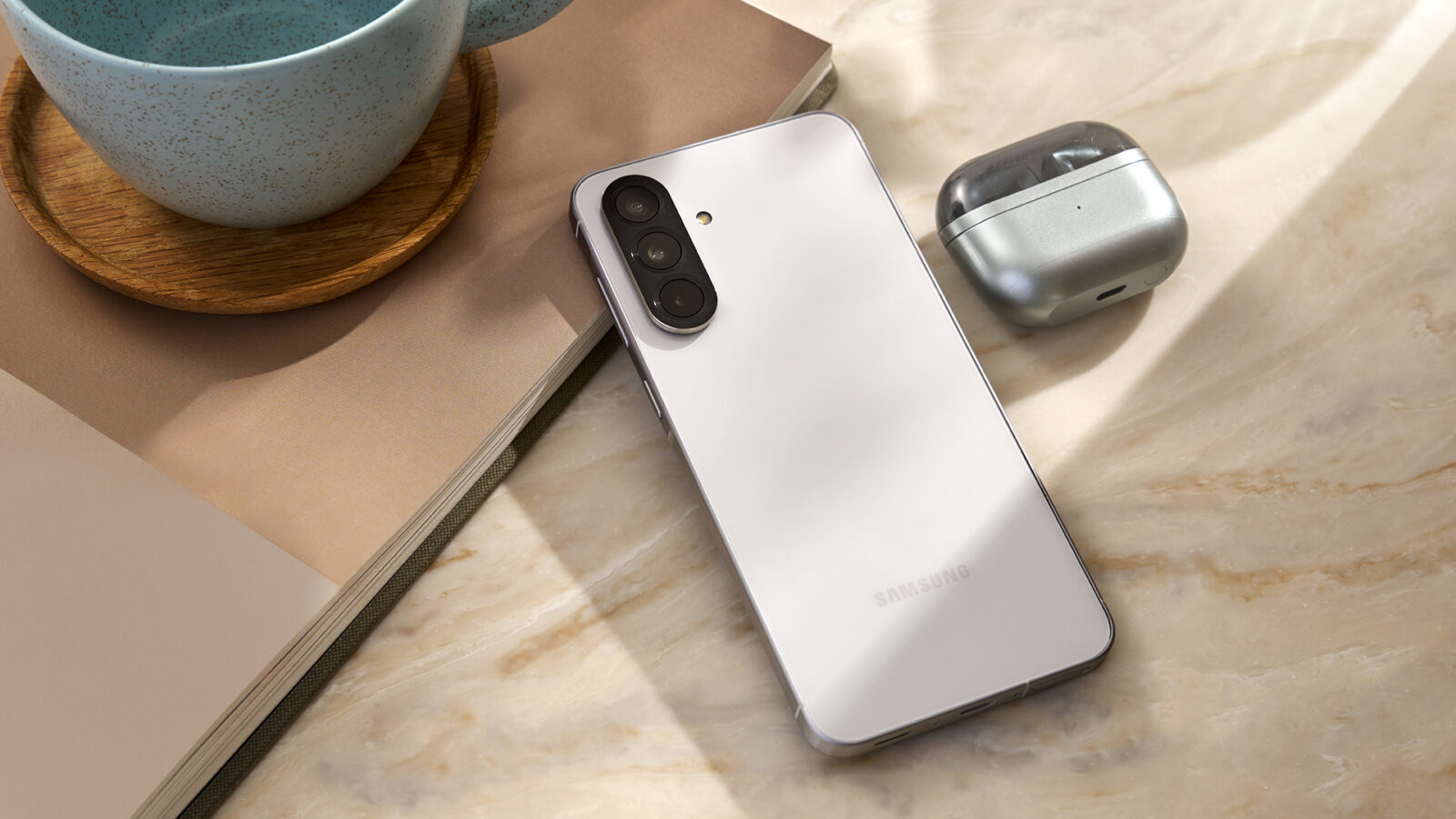 Samsung Galaxy A56 5G:n takaosa; vieressä kuulokekotelo.